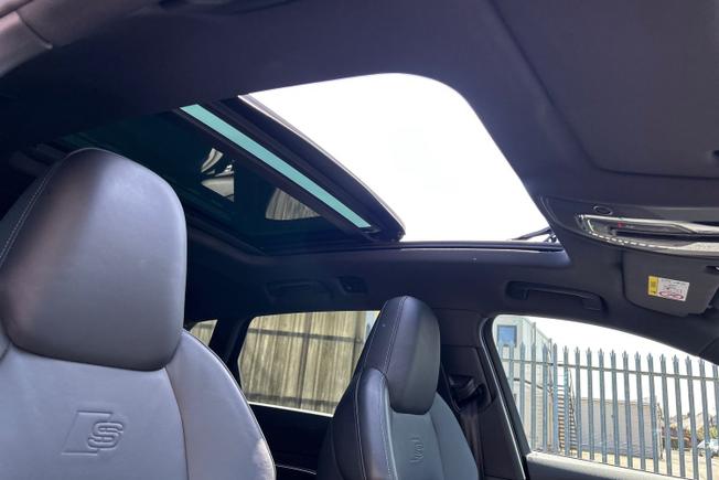 Audi e-tron S Photo 49