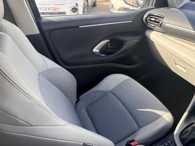 TOYOTA Yaris Photo 54