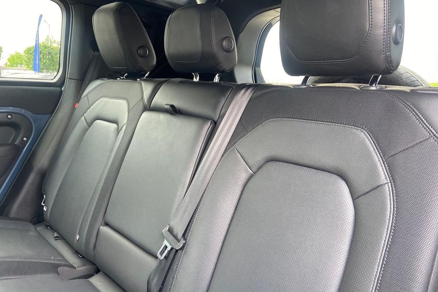 Land Rover DEFENDER Photo autoimg-d283230d14231130a9ba2ead6b7b78b5471b3f30.jpg
