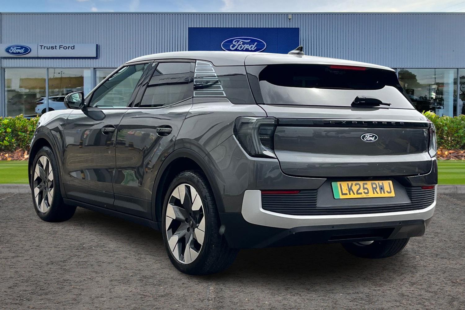 Ford Explorer Photo 1