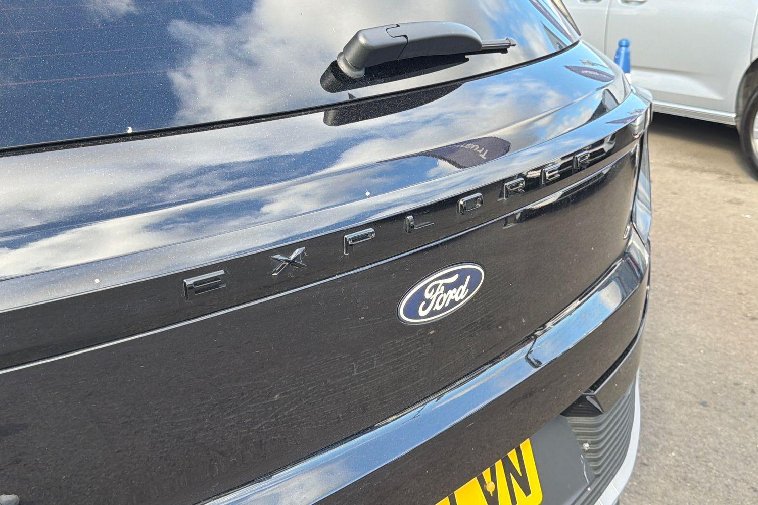Ford EXPLORER Photo 31