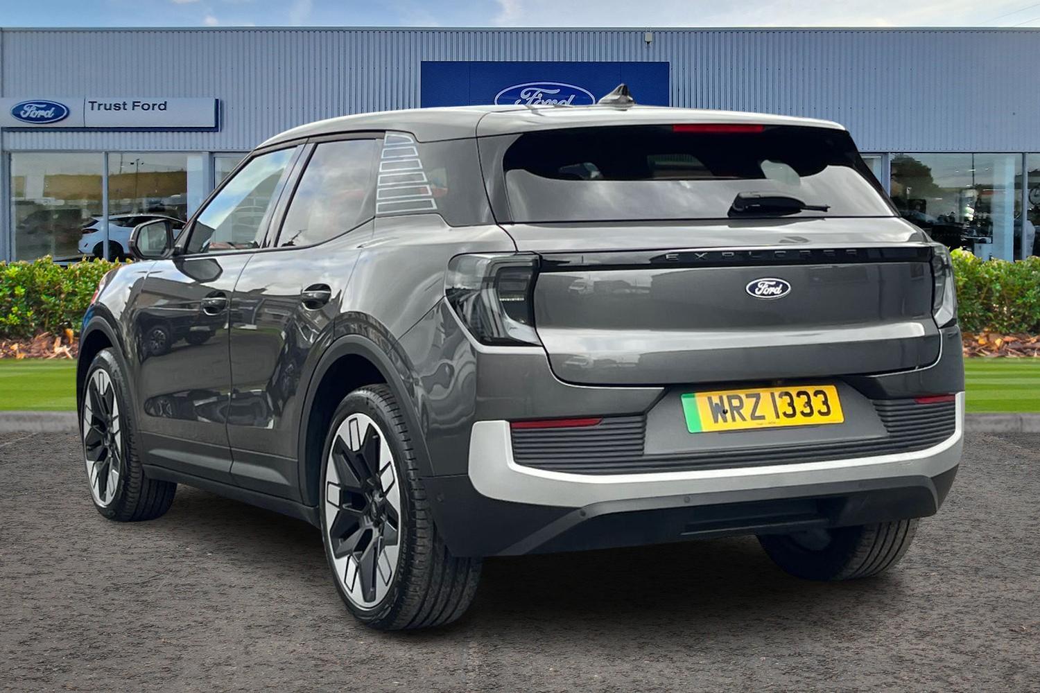 Ford Explorer Photo 1