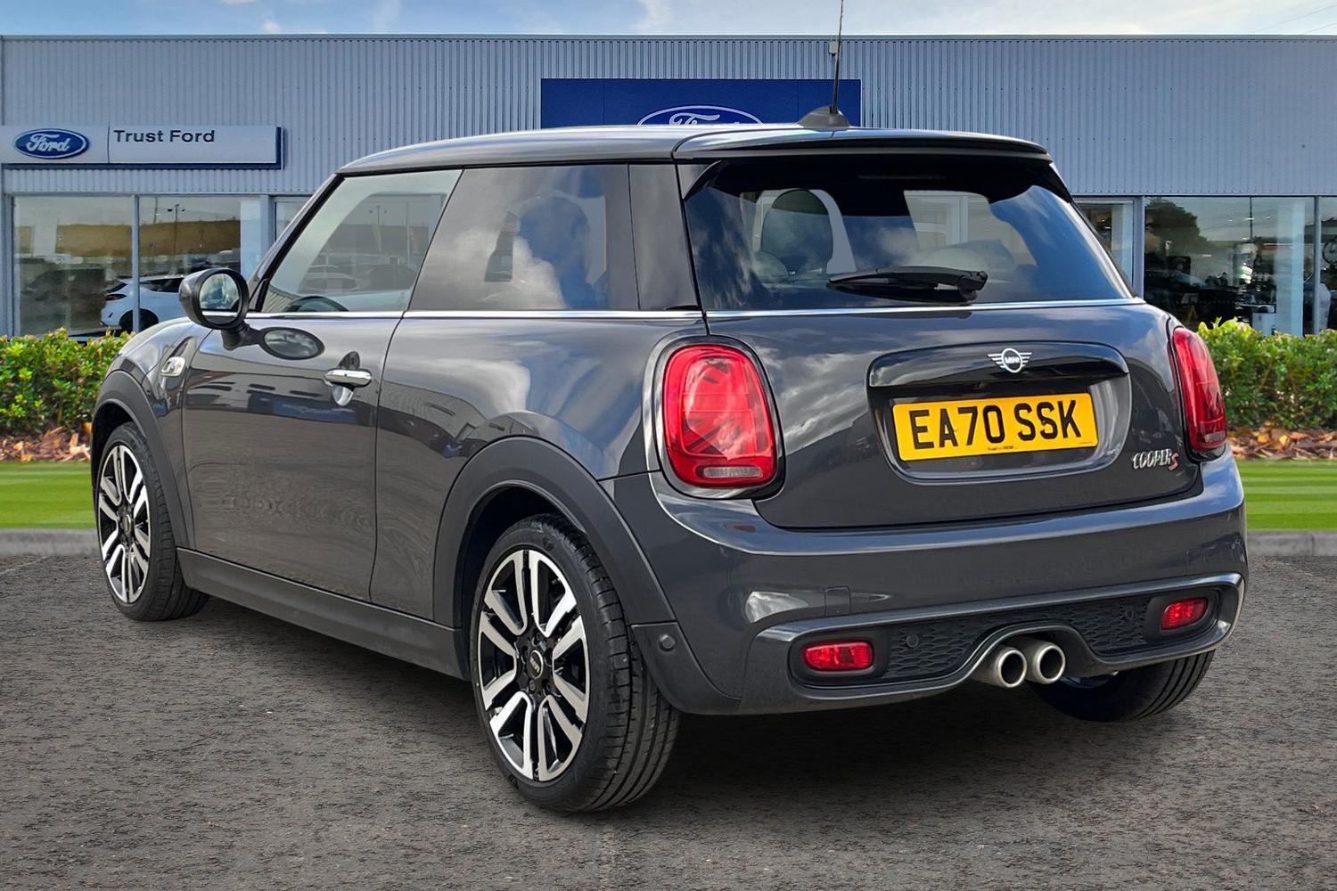 MINI HATCHBACK Photo 1