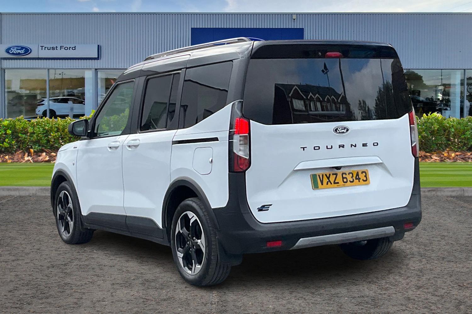 Ford E-Tourneo Courier Photo 1