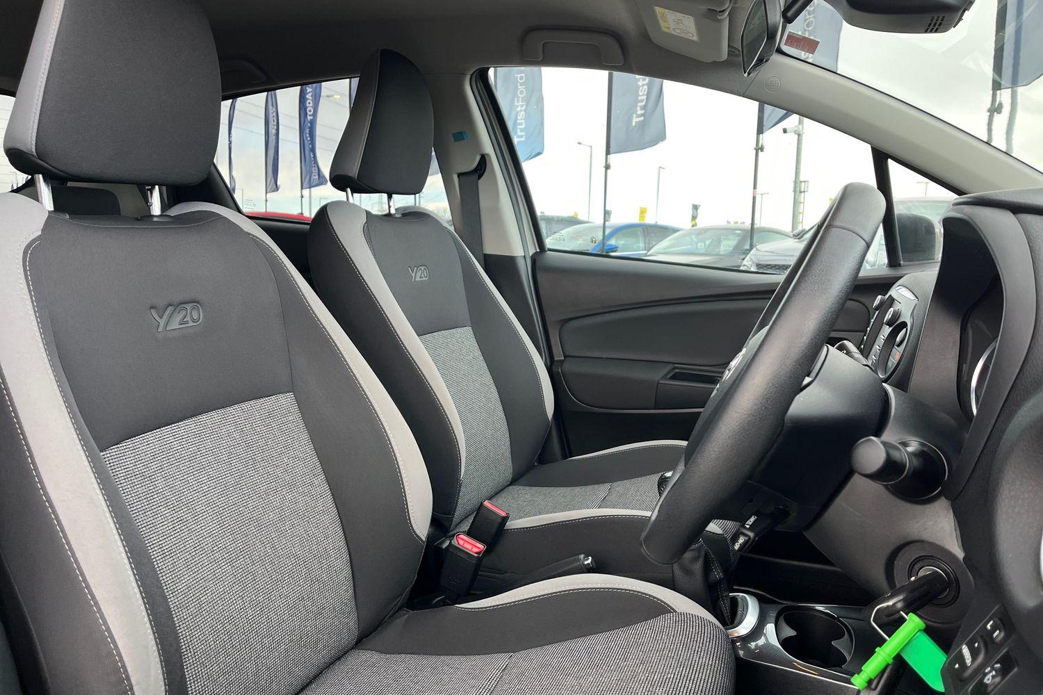 Toyota Yaris Photo 16
