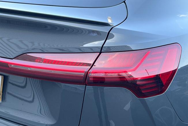 AUDI Q8 E-Tron Photo 18