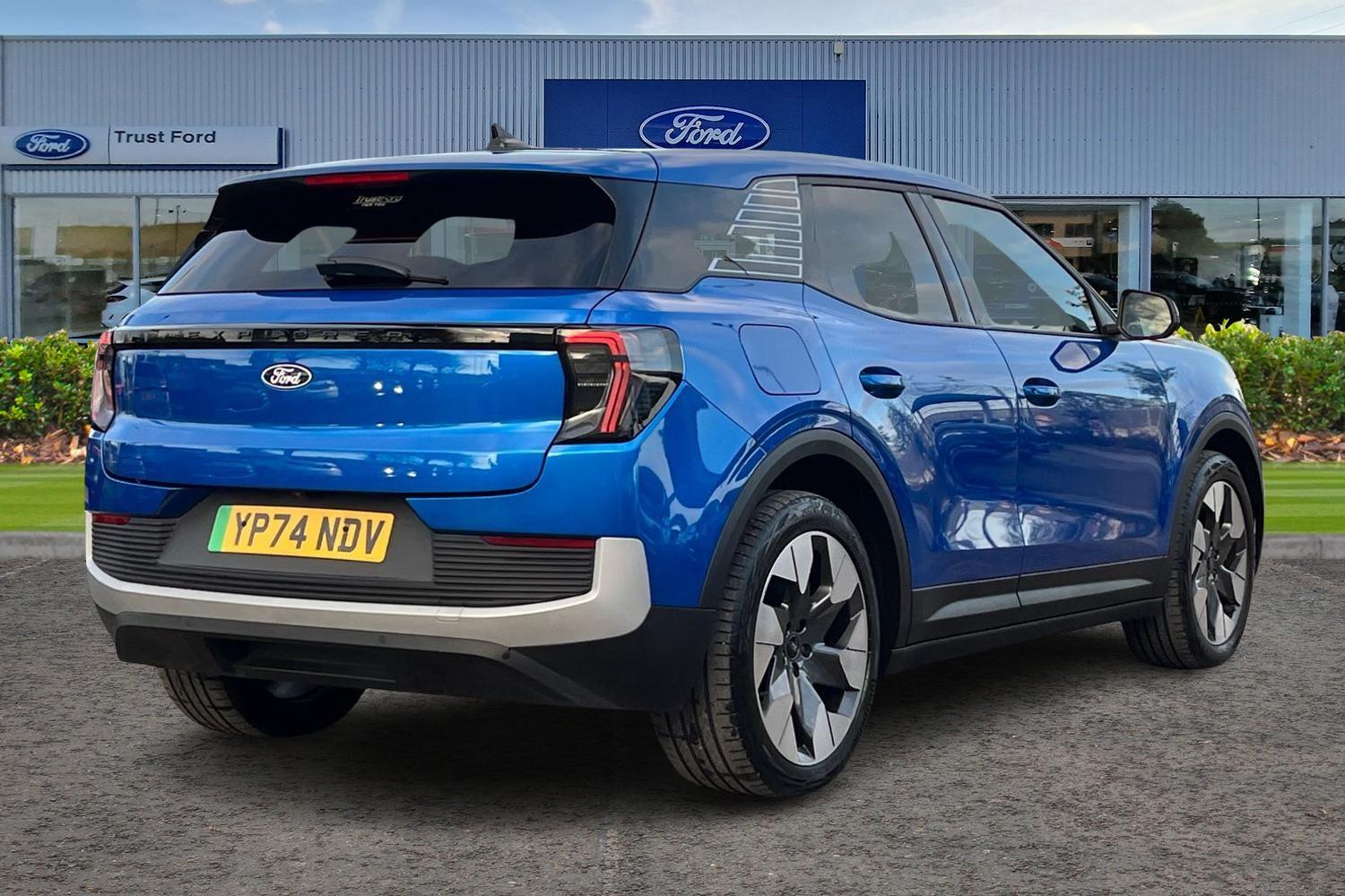 Ford Explorer Photo 3