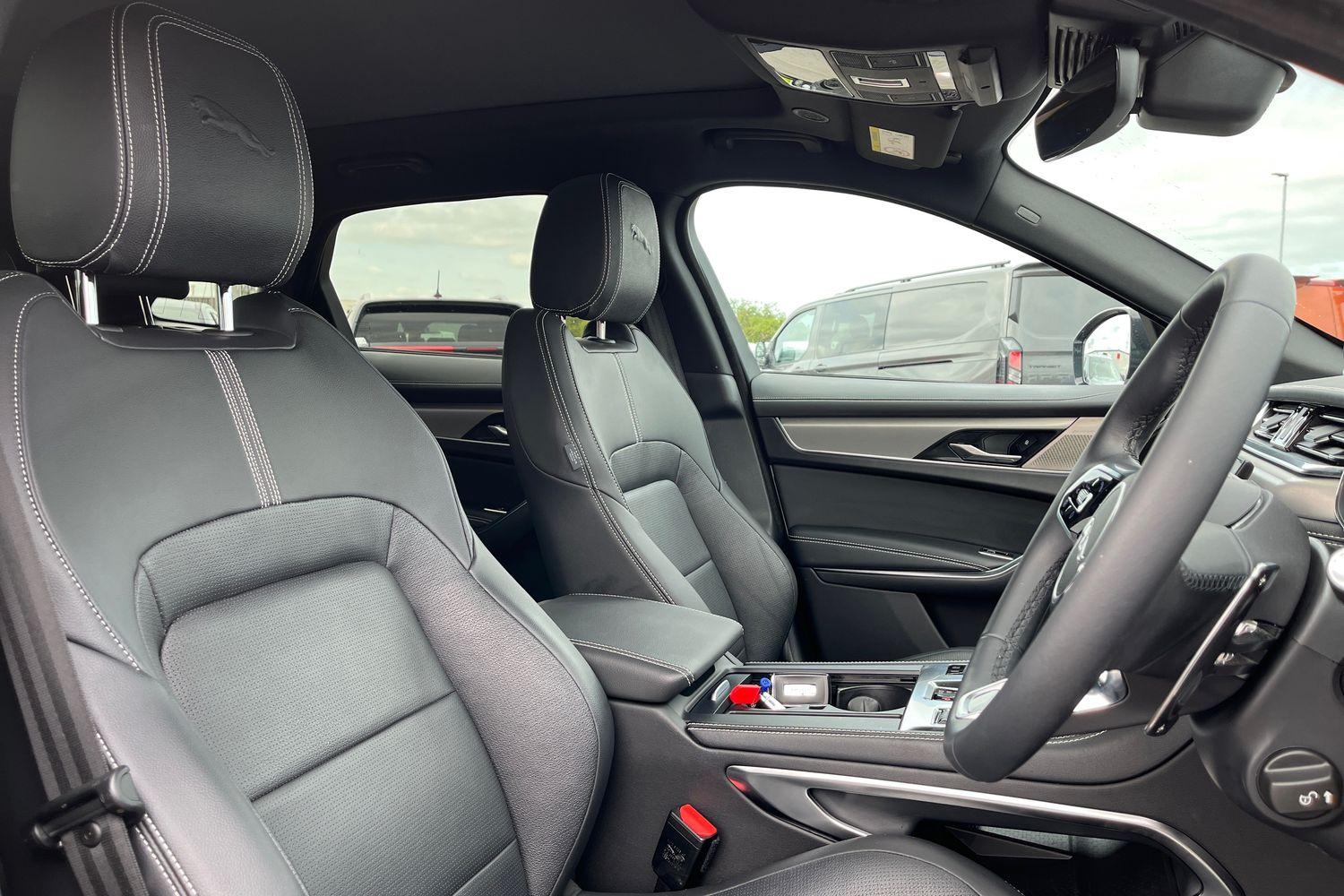 Jaguar F-PACE Photo 16