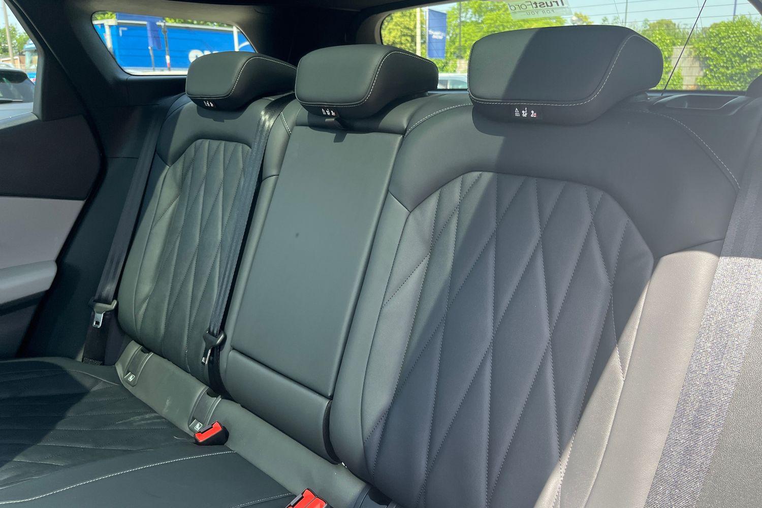 Ford Explorer Photo 19