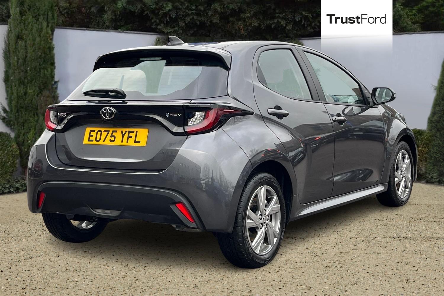 Toyota YARIS Photo 3