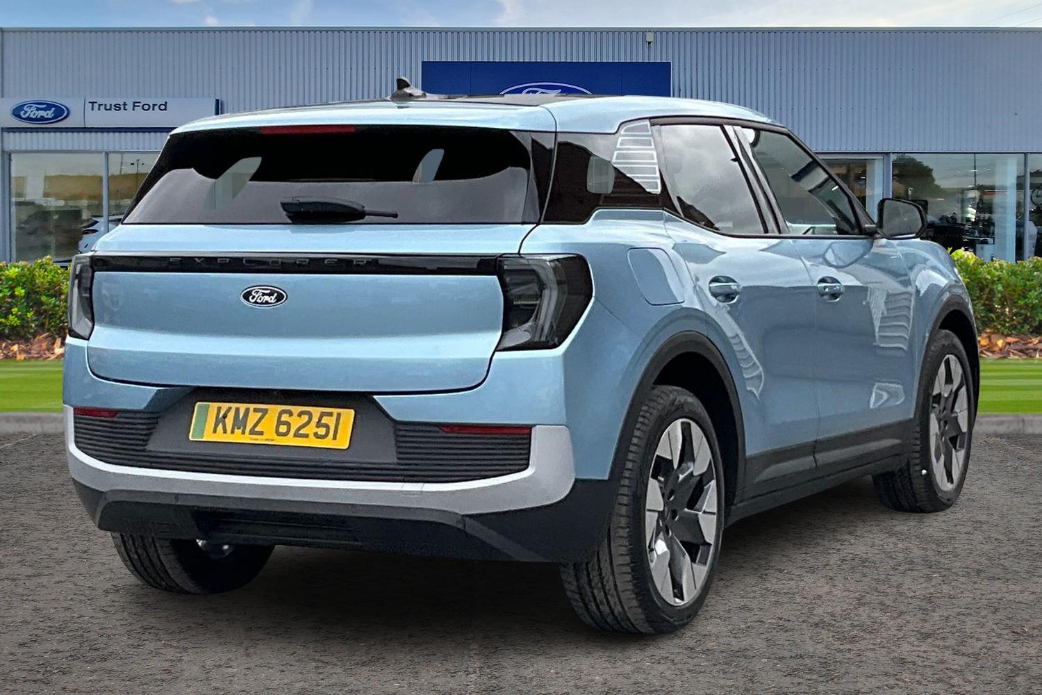 Ford Explorer Photo 3