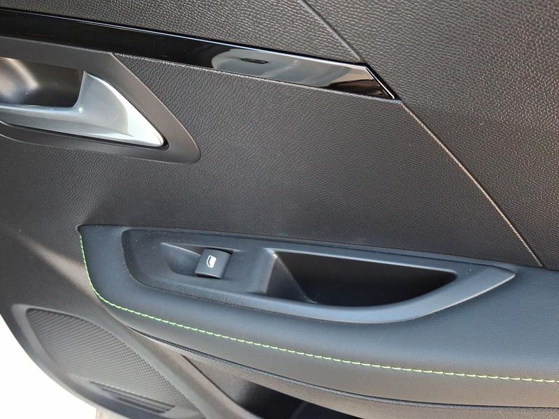 Used Peugeot 208 OW69AXF 37