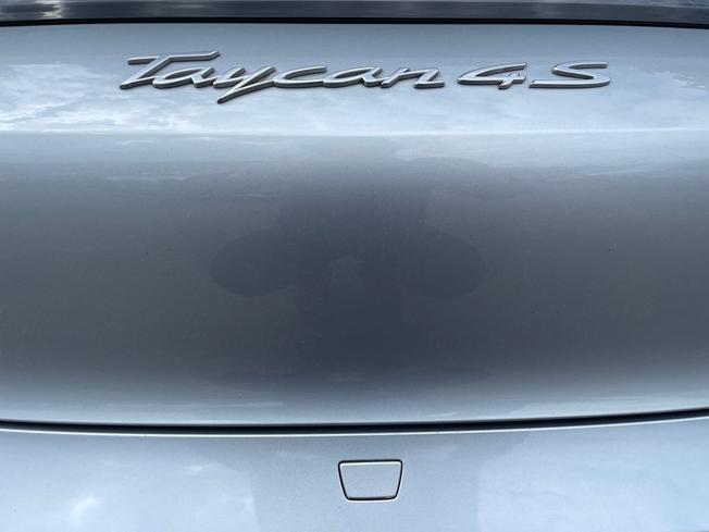 Porsche Taycan Photo 24