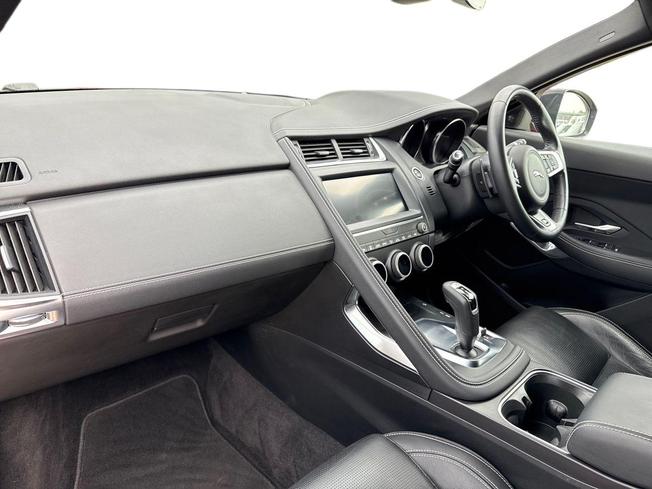 JAGUAR E-Pace Photo 2