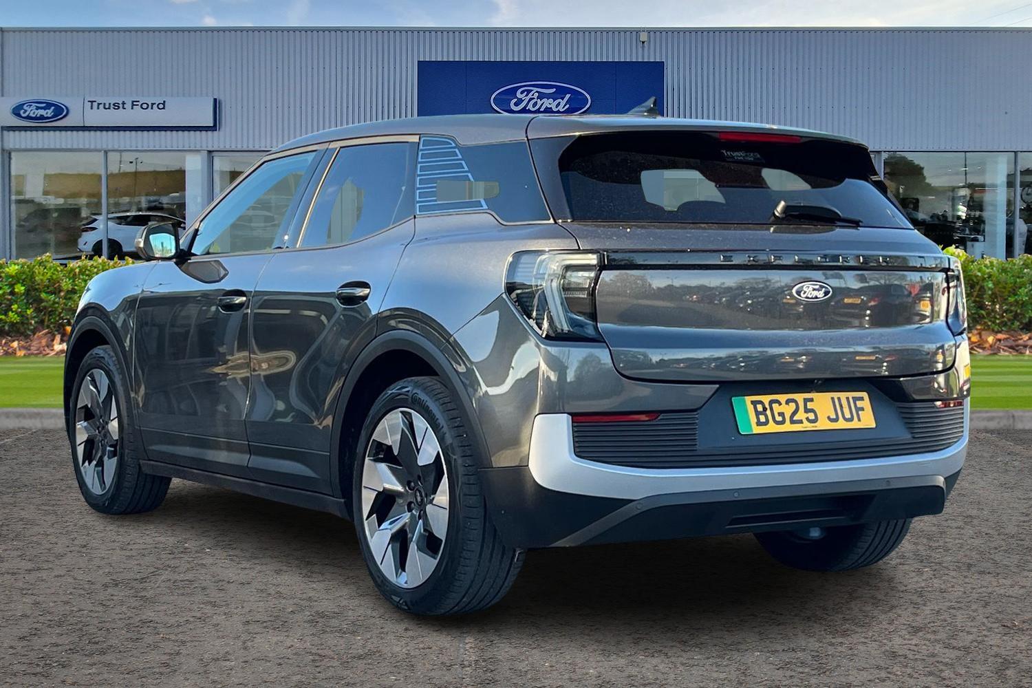 Ford Explorer Photo 1