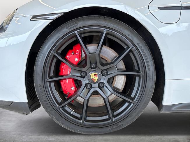Porsche Taycan Photo 9