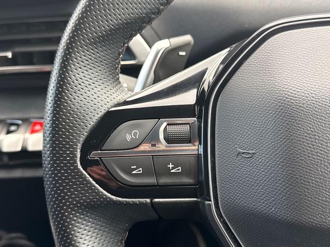 PEUGEOT 5008 Photo 16