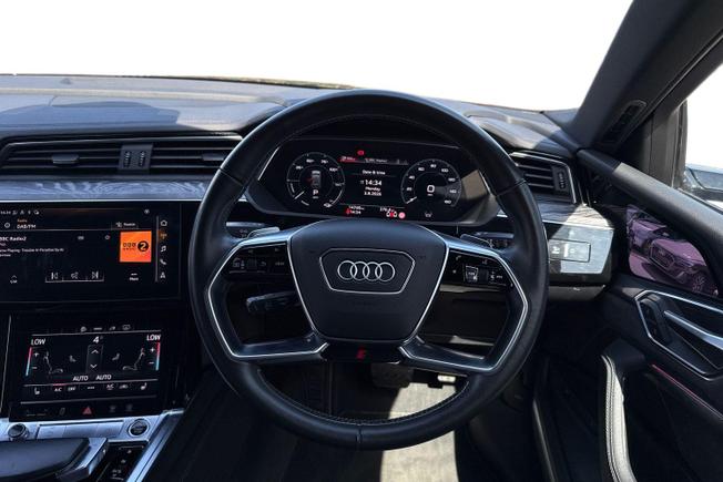 AUDI e-tron Photo 11