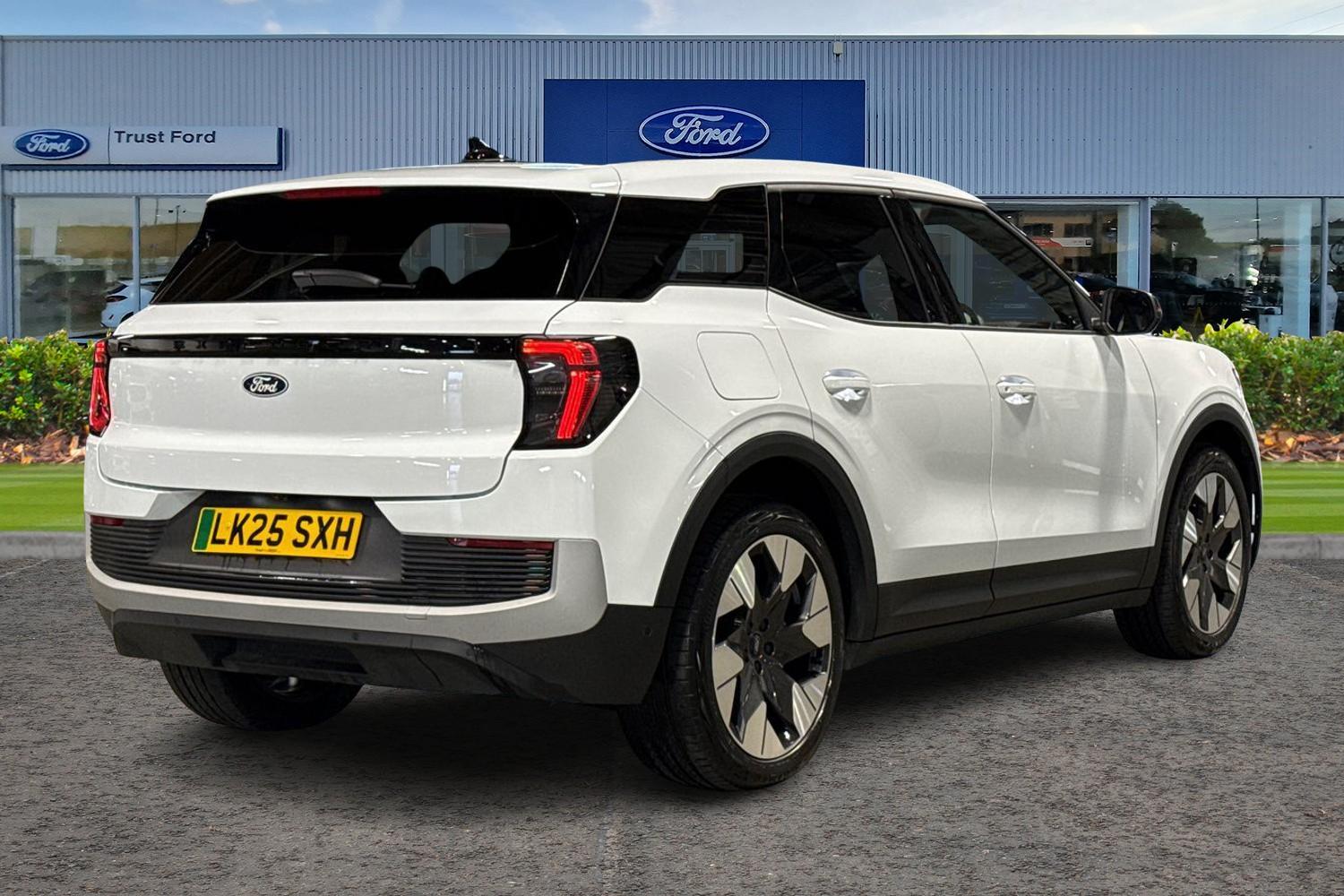 Ford Explorer Photo 3