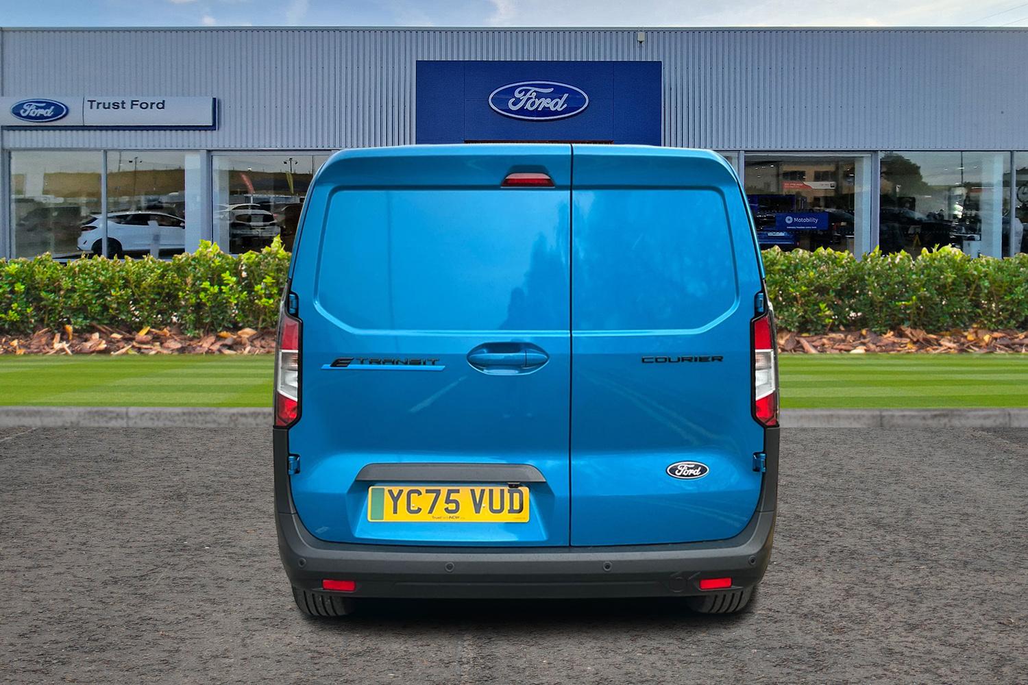 Ford E-TRANSIT COURIER Photo 11