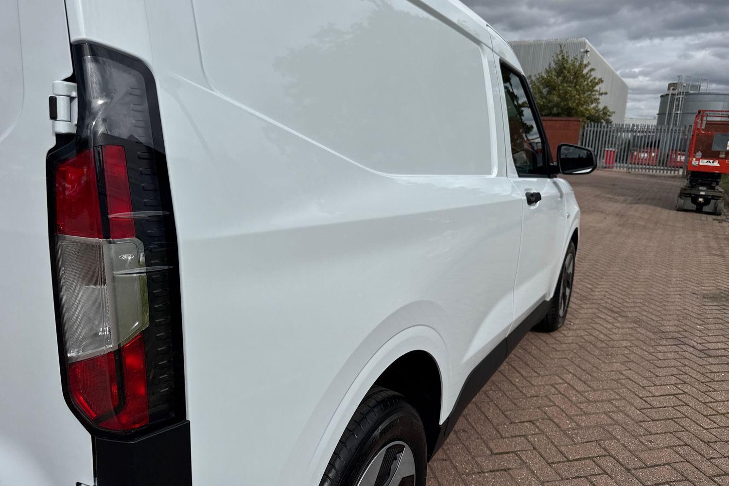 Ford E-TRANSIT COURIER Photo 38