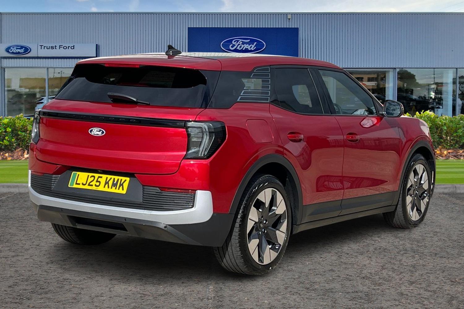 Ford Explorer Photo 3