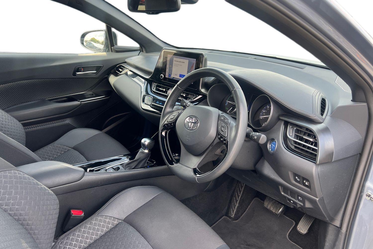Toyota C-HR Photo 8