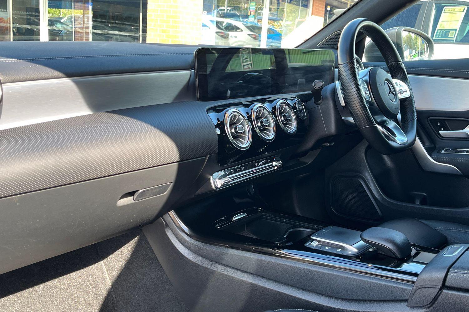 Mercedes-Benz CLA Photo 17