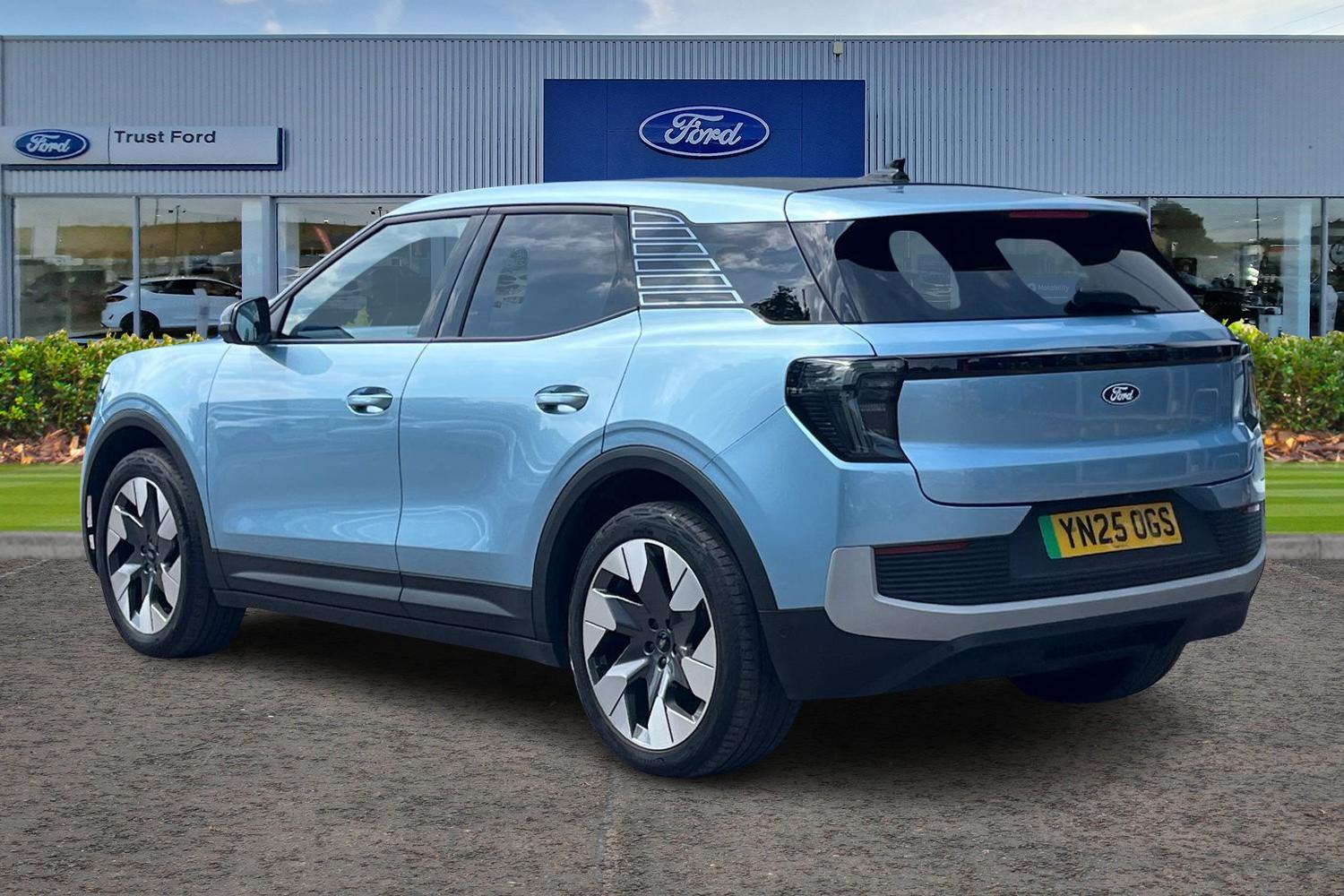 Ford Explorer Photo 1
