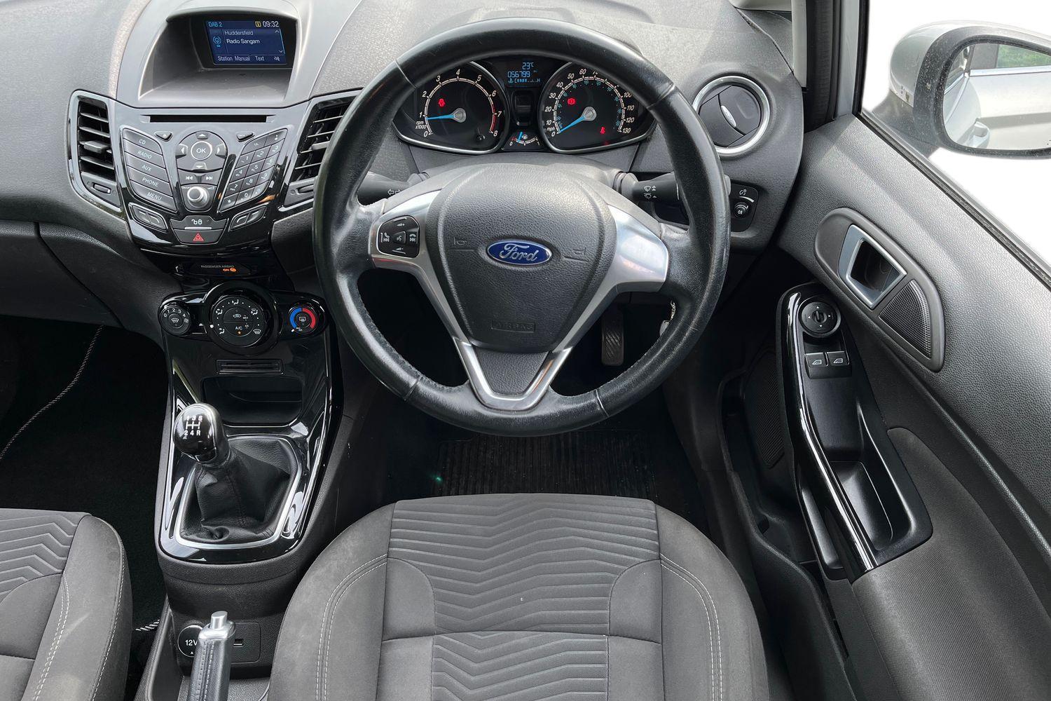 Ford FIESTA Photo 10