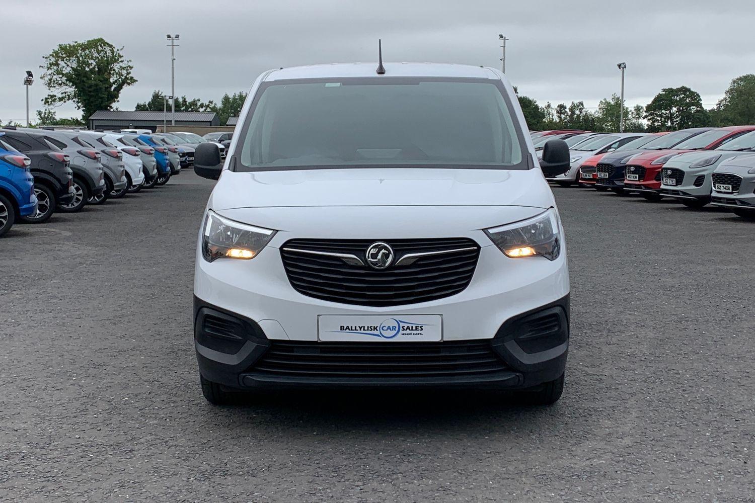2023 Vauxhall Combo 1.5 Turbo D 2300 Prime Panel Van L2 H1 in White with 84K - vehicle photo 4 for sale on PureCar