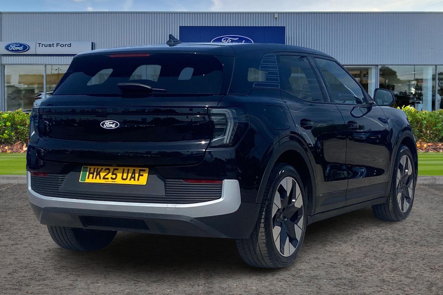 Ford EXPLORER Photo 3