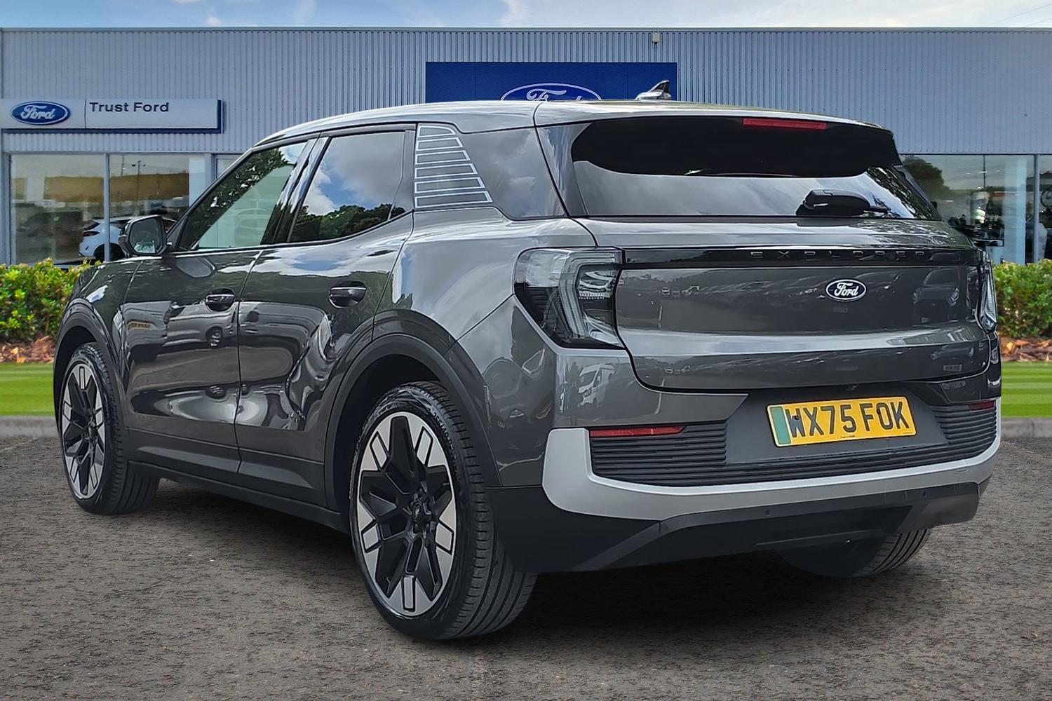 Ford Explorer Photo 1