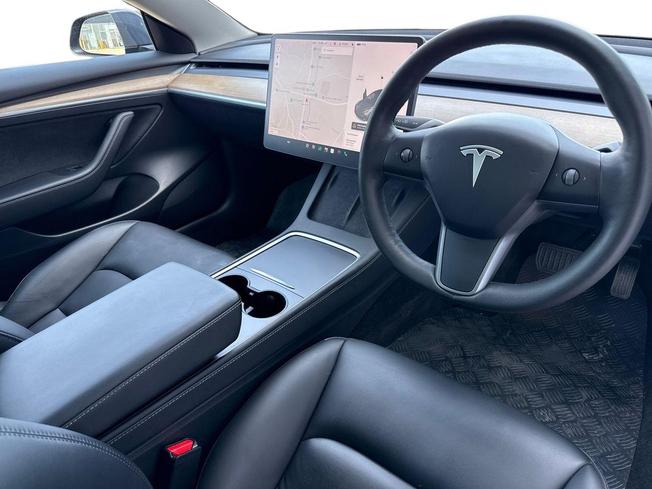 TESLA Model 3 Photo 6