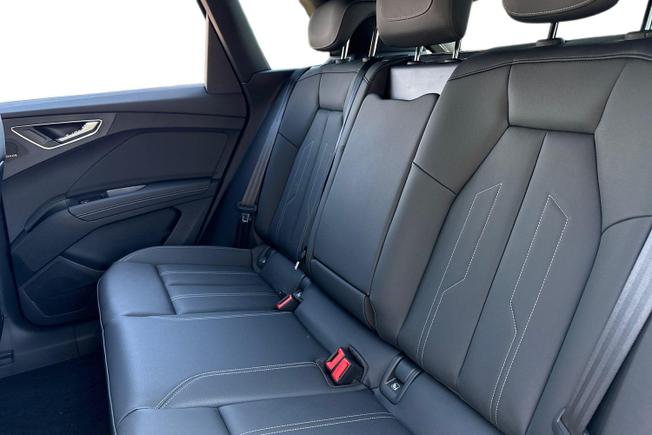 AUDI  Q4 Photo 9