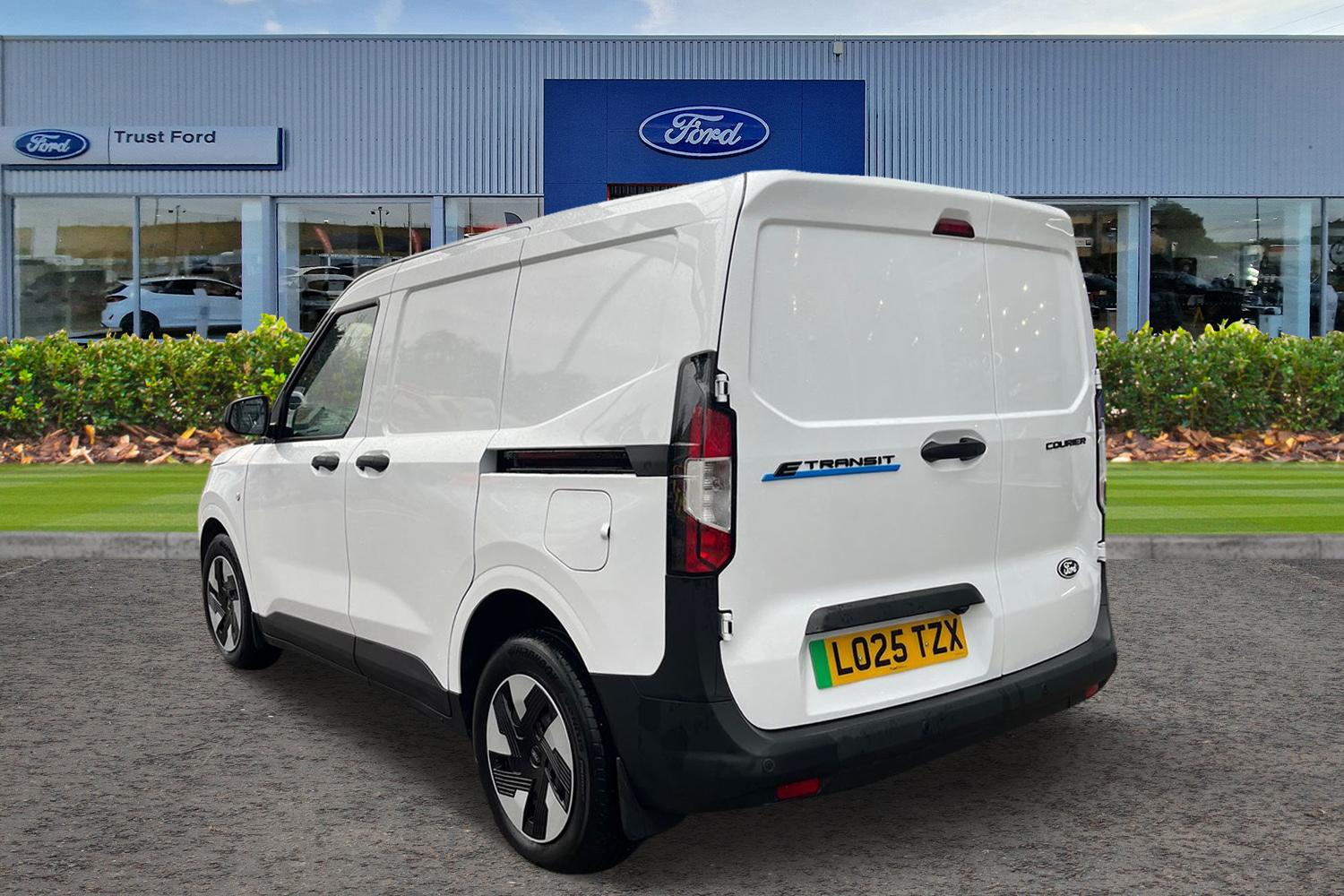 Ford E-TRANSIT COURIER Photo 1