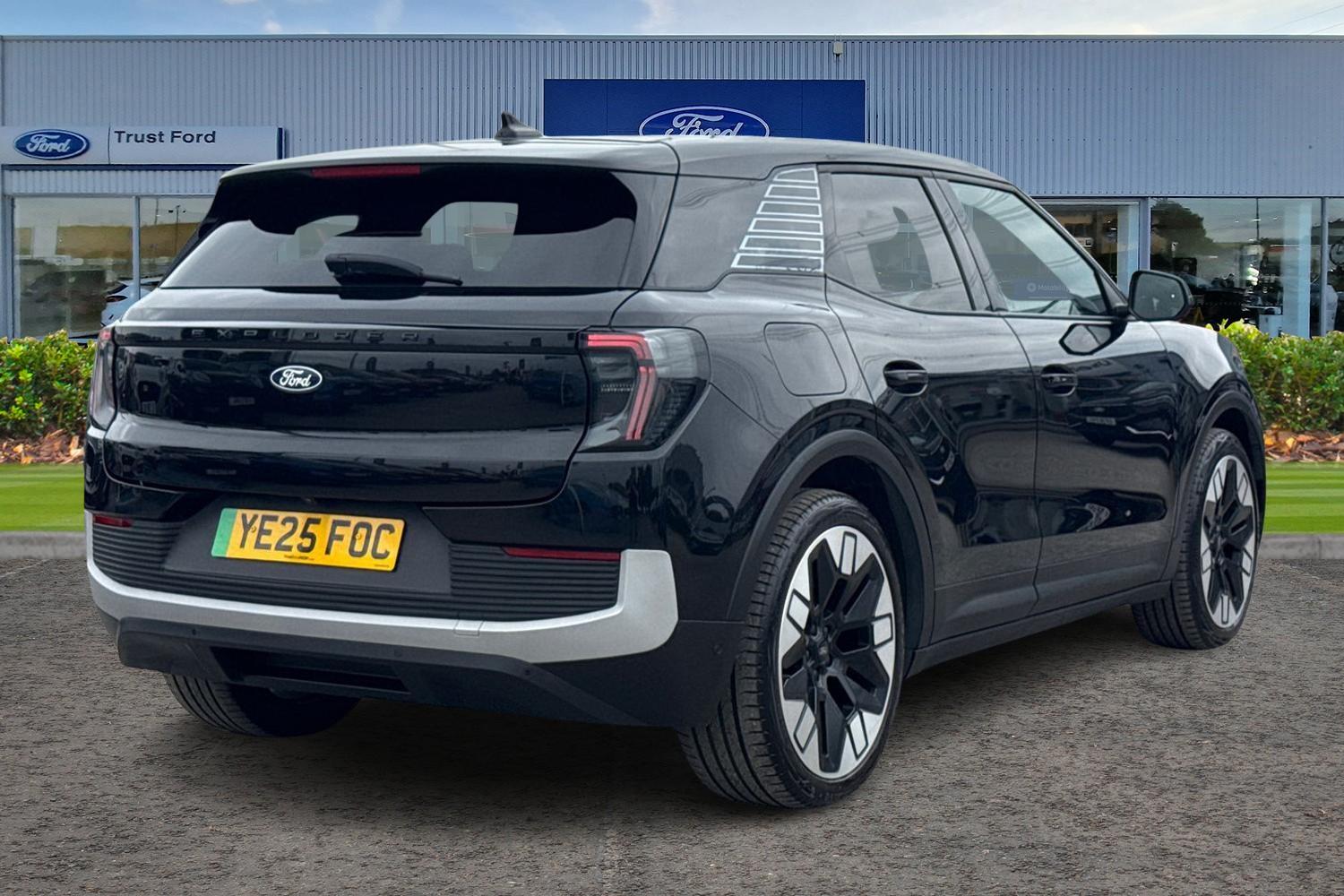 Ford Explorer Photo 3