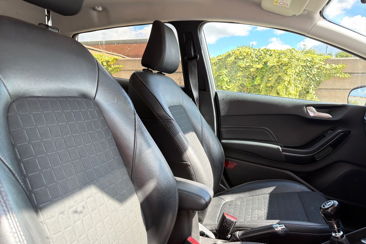 Ford FIESTA Photo 16