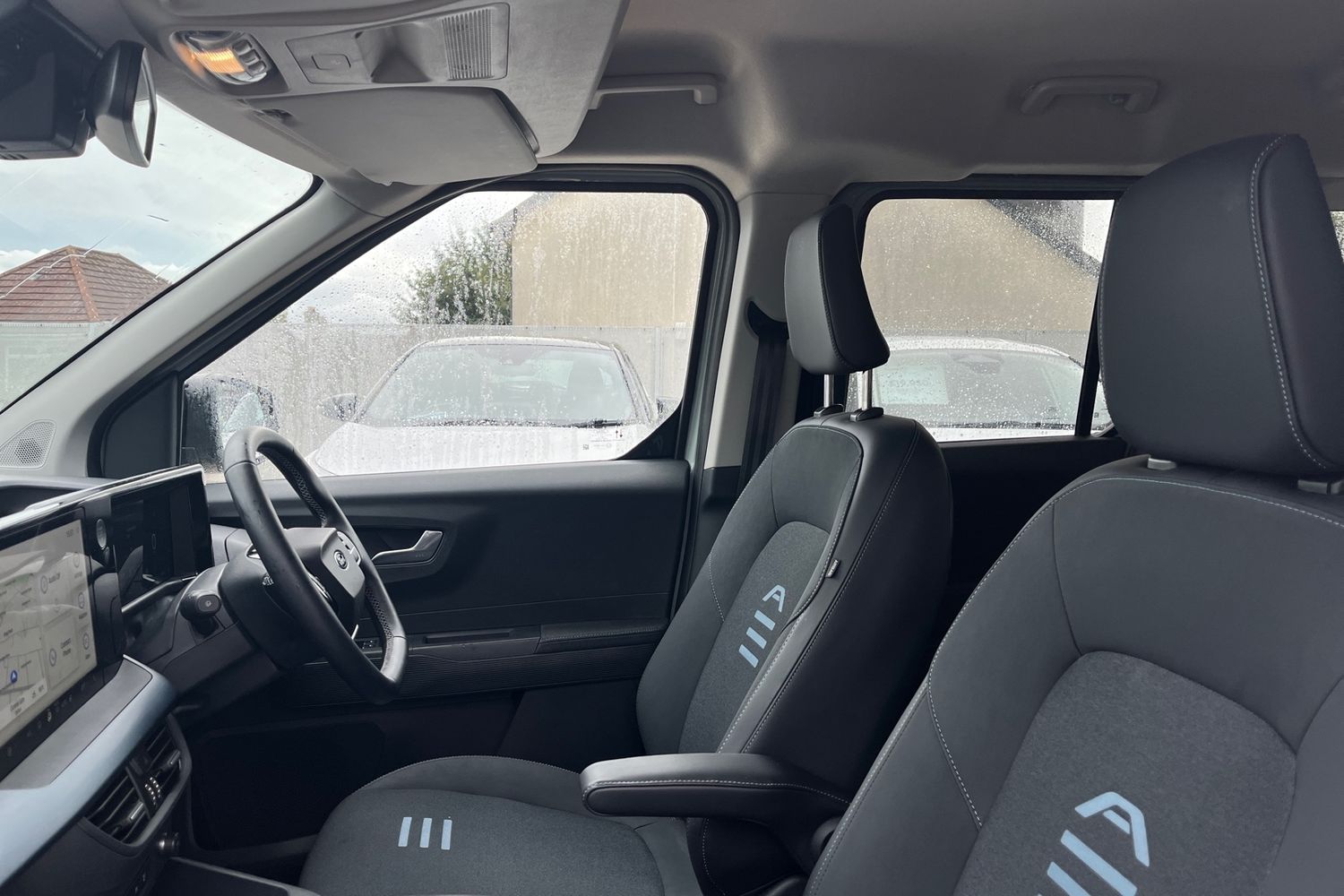 Ford E-Tourneo Courier Photo 18