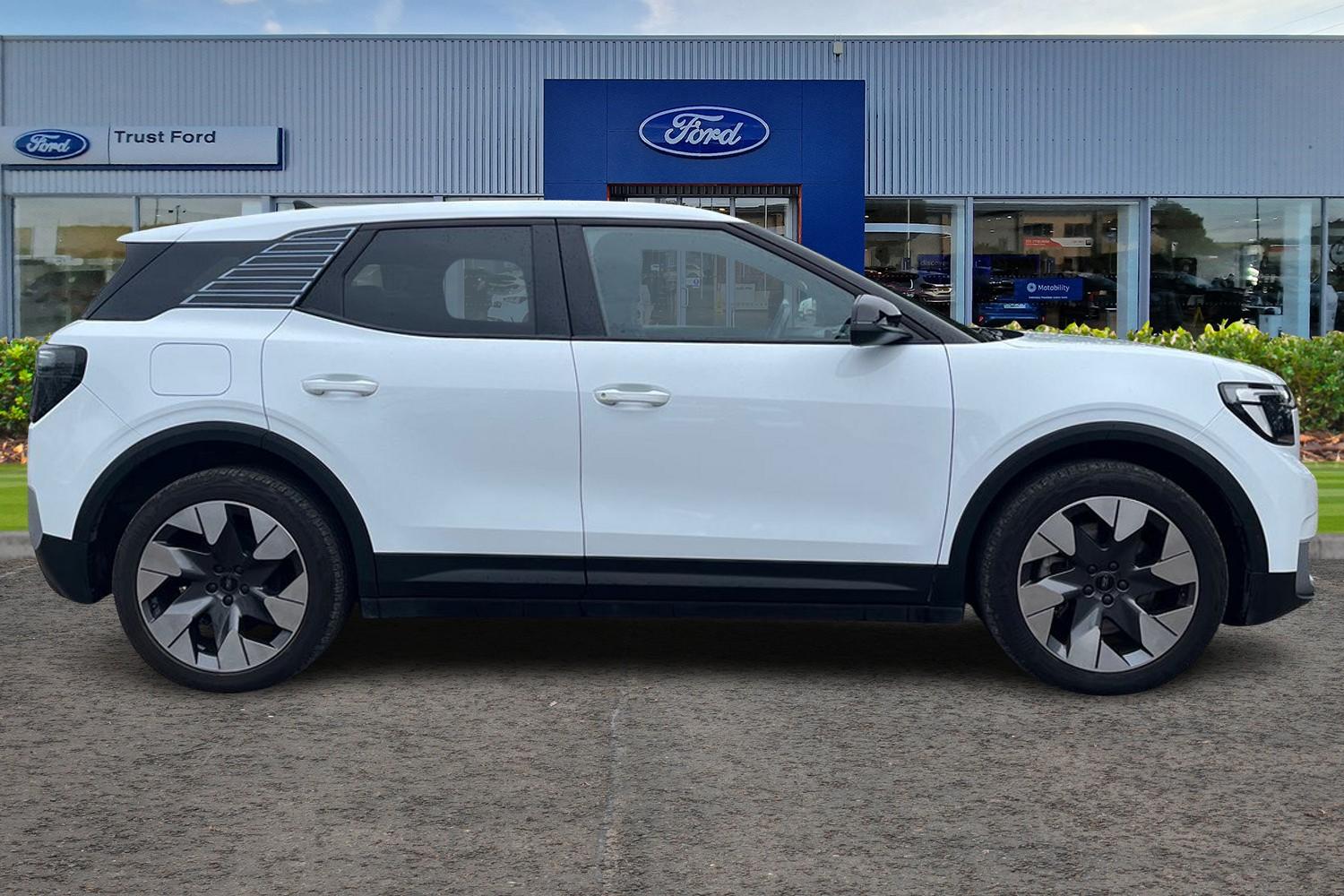 Ford Explorer Photo 2