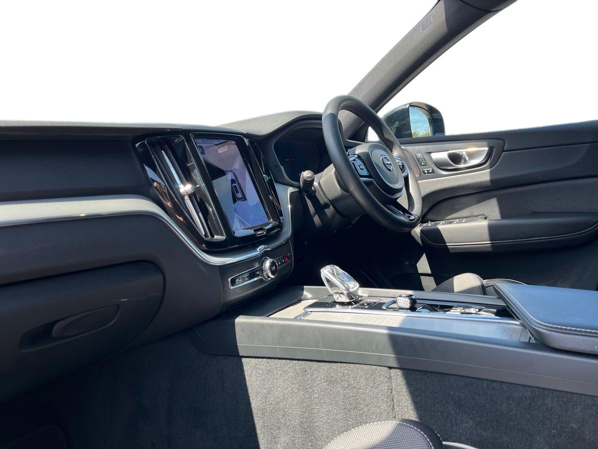 Volvo XC60 Photo 2