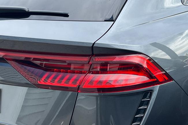 AUDI Rsq8 Photo 18