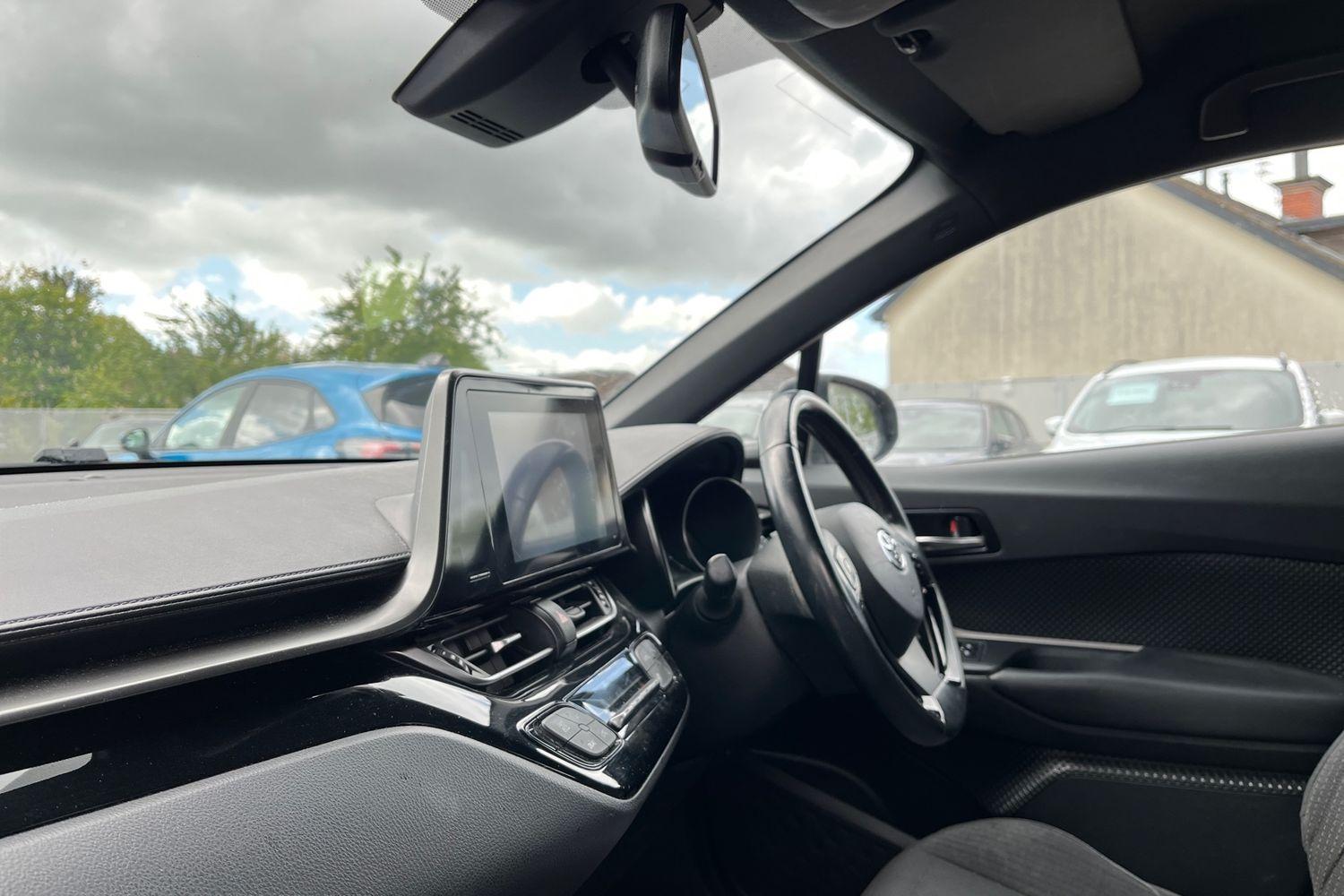 Toyota C-HR Photo 17