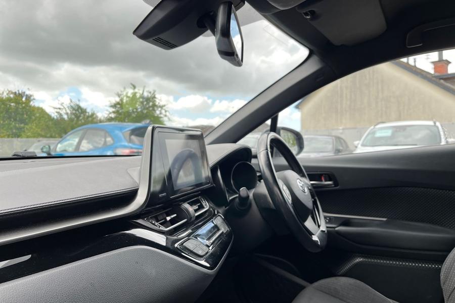 Toyota C-HR Photo autoimg-d7cc3c41d24ecfaf00c855faa84fc9ff708d21d7.jpg
