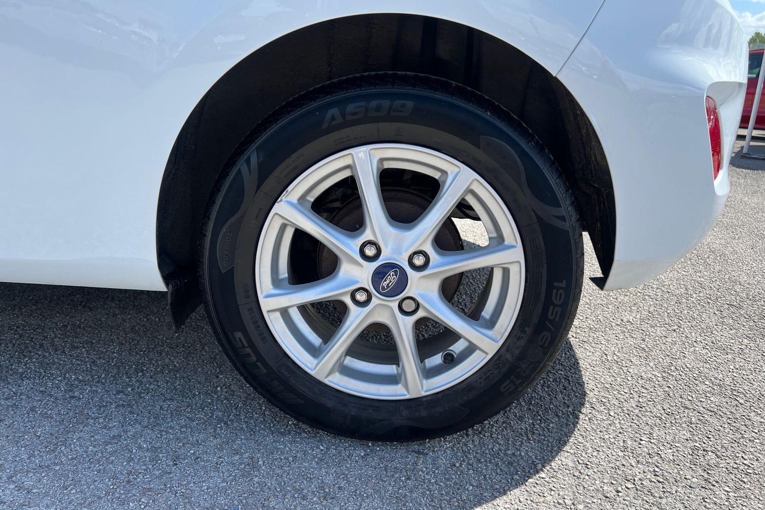 Ford FIESTA Photo 7
