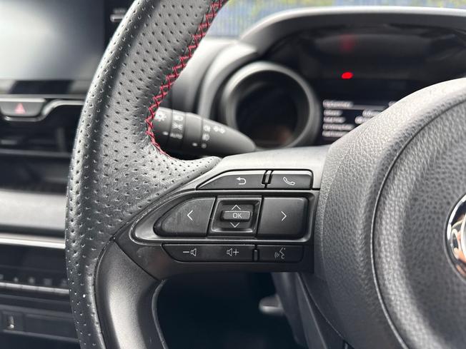TOYOTA Yaris Photo 16