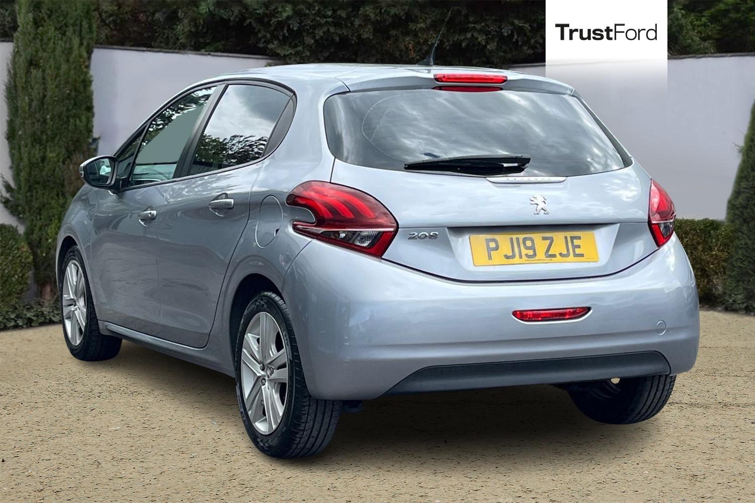 Peugeot 208 Photo 1