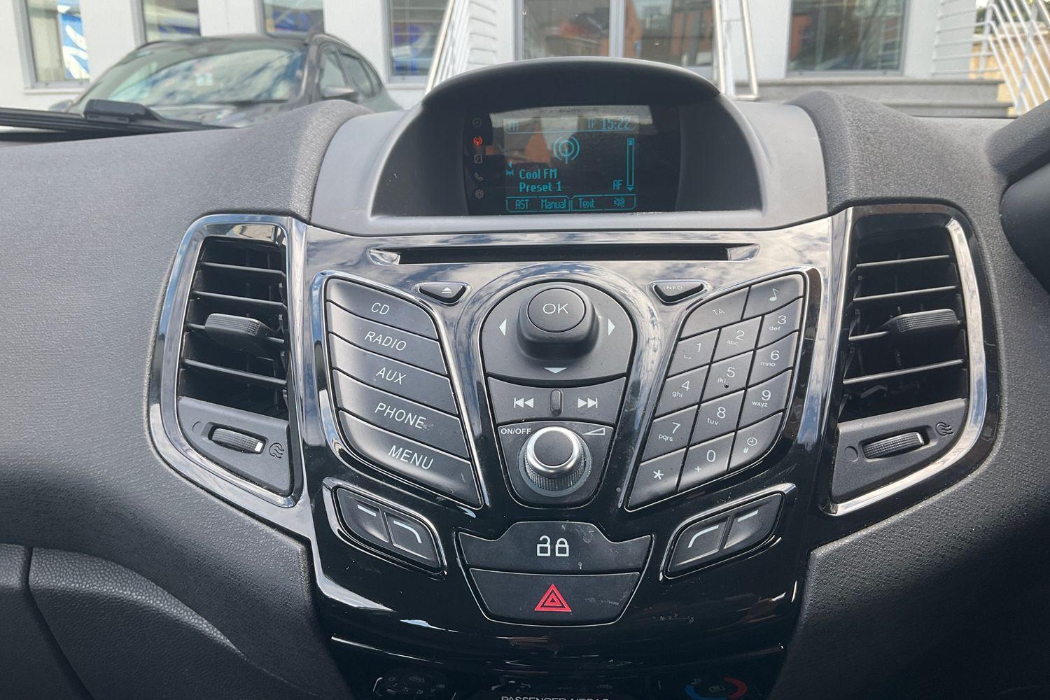 Ford FIESTA Photo 22