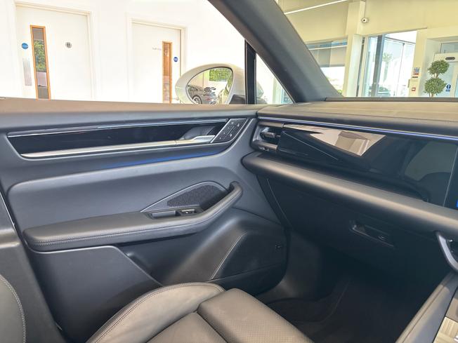 PORSCHE Macan Photo 43