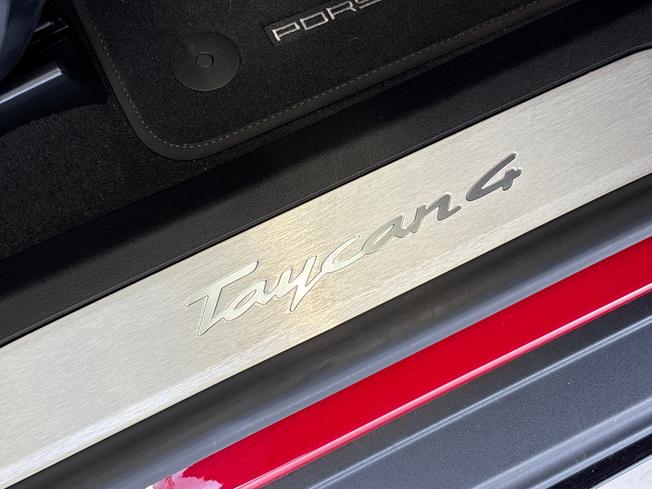 PORSCHE Taycan Photo 30